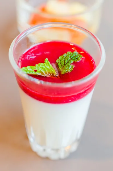 Dessert aux fraises panna cotta — Photo
