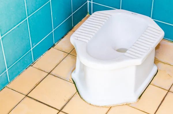 Грязный туалет — стоковое фото