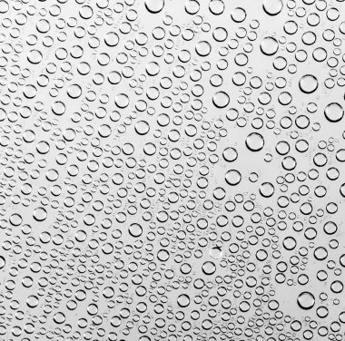 su damlası siyah ve beyaz arka plan üzerinde (koyu siyah işlemek ve