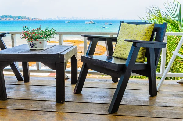 Sedia in legno sulla spiaggia — Foto Stock