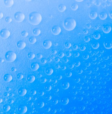 renkli arka plan üzerinde su damlası