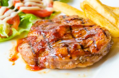 Barbekü ızgara domuz eti biftek