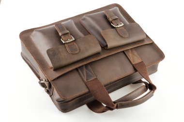 Beyaz arkaplanda izole edilmiş deri çanta