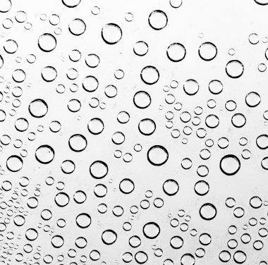 su damlası siyah ve beyaz arka plan üzerinde (koyu siyah işlemek ve