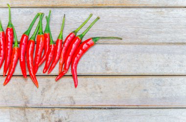 ahşap zemin üzerine kırmızı biber