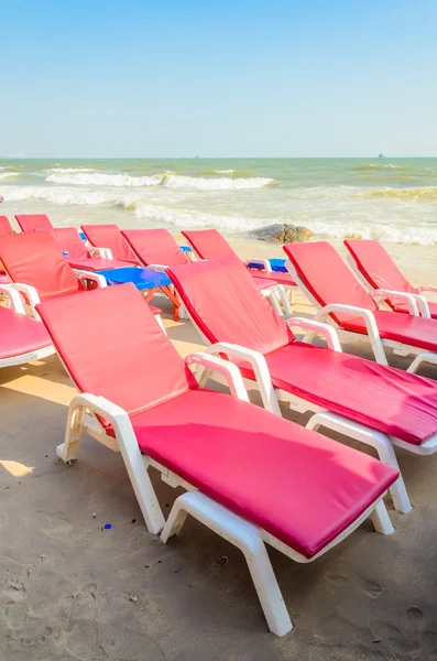 Bed op het strand — Stockfoto