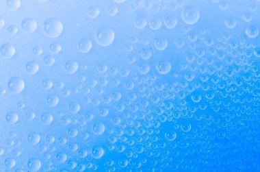 renkli arka plan üzerinde su damlası