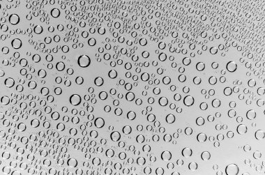 su damlası siyah ve beyaz arka plan üzerinde (koyu siyah işlemek ve