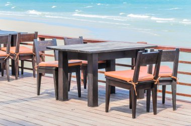 Sahilde akşam yemeği.