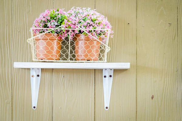 Interieur kunststof bloemen in vaas — Stockfoto