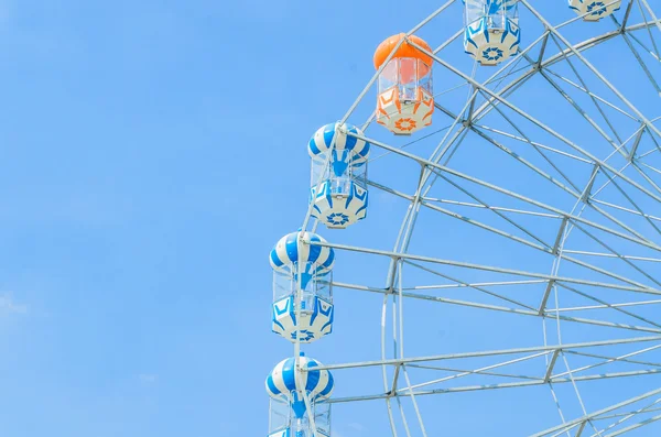 Rueda de ferris de atracciones en el parque — Foto de Stock