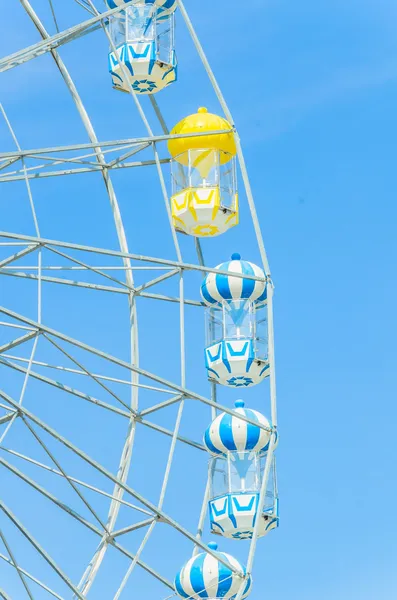 Roda gigante de diversões no parque — Fotografia de Stock