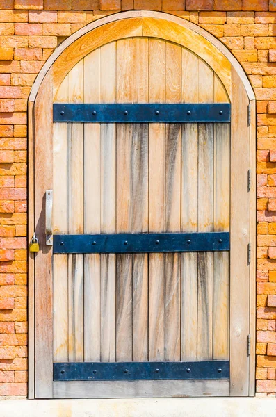 Tür an Ziegelwand — Stockfoto