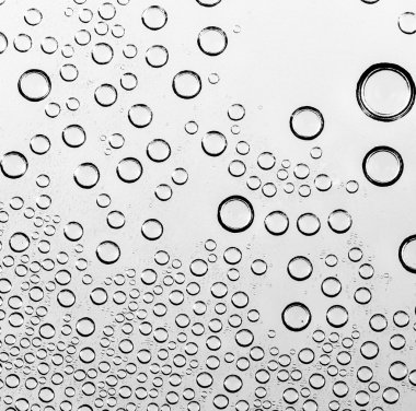 su damlası siyah ve beyaz arka plan üzerinde (koyu siyah işlemek ve