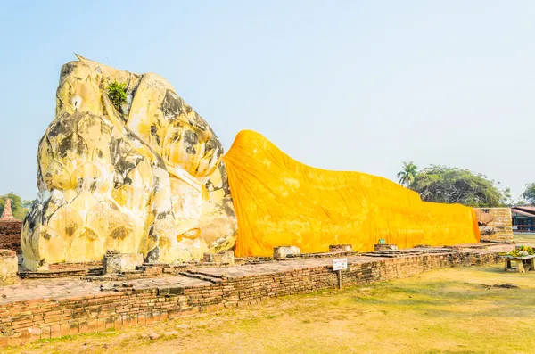 Statue de sommeil de Bouddha dans le temple wat lokayasutharam à Ayutthaya — Photo