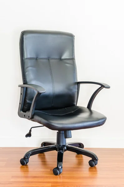 Czarne skórzane krzesło biurowe firmy — Zdjęcie stockowe