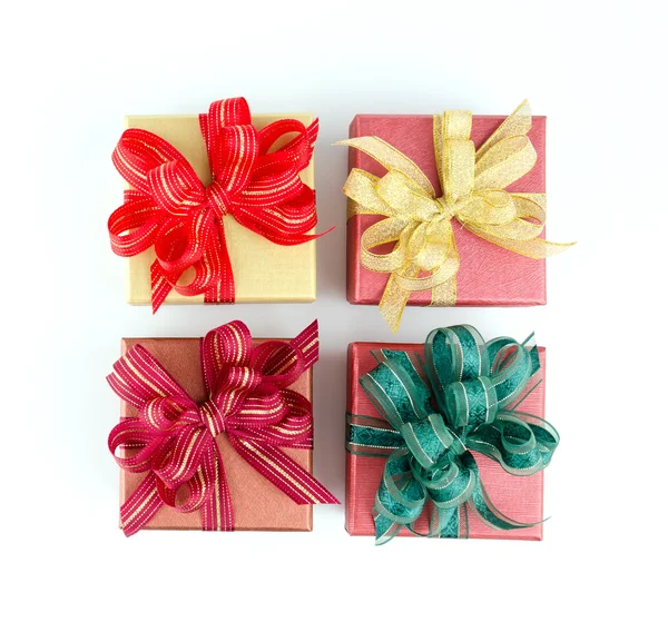 Confezione regalo isolato sfondo bianco — Foto Stock