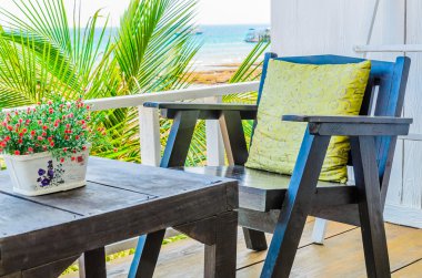 Sahilde ahşap sandalye