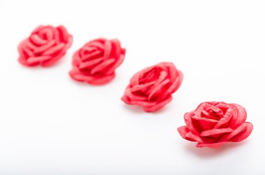 kırmızı gül beyaz arkaplanda izole