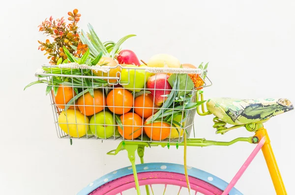 Bicicleta com frutas e flores — Fotografia de Stock