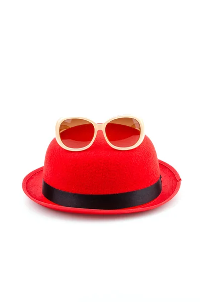 Rode hoed zonnebril geïsoleerde witte achtergrond — Stockfoto