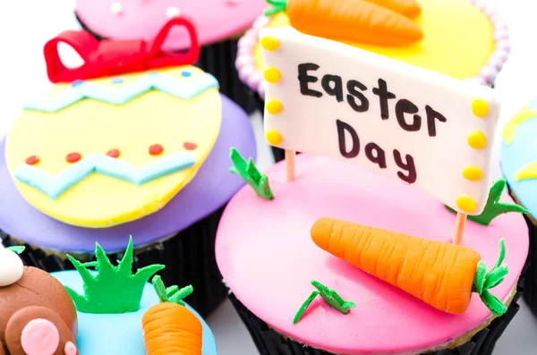 Ostern Cupcakes isoliert weißen Hintergrund — Stockfoto