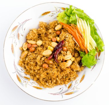 çıtır catfish salata izole plaka beyaz zemin üzerine