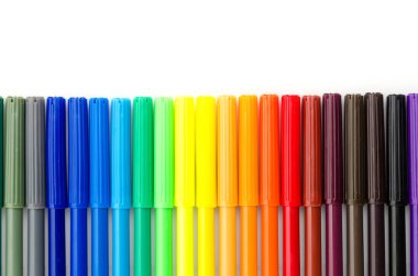 Beyaz arka plan üzerinde izole renkli kalem