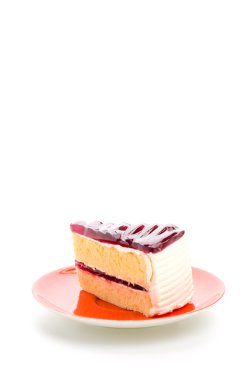 Beyaz arkaplanda izole edilmiş çilekli pasta