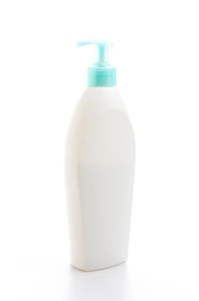 Пластиковая бутылка на белом фоне — стоковое фото
