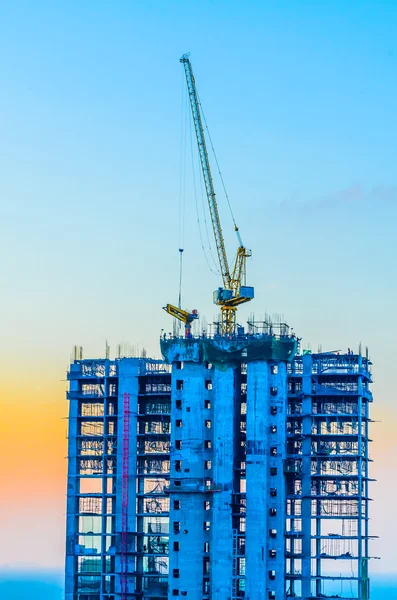 Guindaste construção crepúsculo vezes — Fotografia de Stock