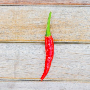 ahşap zemin üzerine kırmızı biber