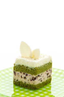 Beyaz arka plan üzerinde izole Matcha yeşil çay pasta