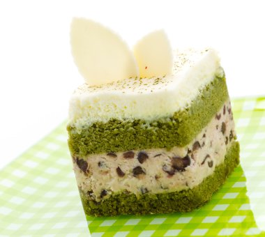 Beyaz arka plan üzerinde izole Matcha yeşil çay pasta