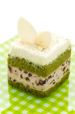 Beyaz arka plan üzerinde izole Matcha yeşil çay pasta