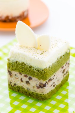 Beyaz arka plan üzerinde izole Matcha yeşil çay pasta