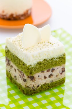 Beyaz arka plan üzerinde izole Matcha yeşil çay pasta