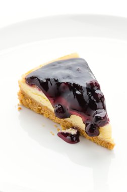 Yaban mersinli cheesecake izole beyaz arka plan