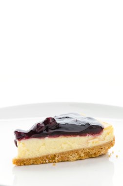 Yaban mersinli cheesecake izole beyaz arka plan