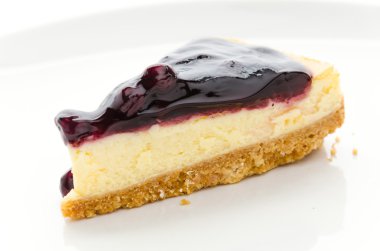 Yaban mersinli cheesecake izole beyaz arka plan