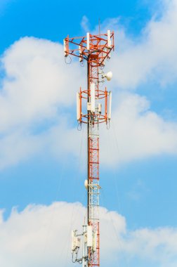 Mavi gökyüzü üzerinde anten