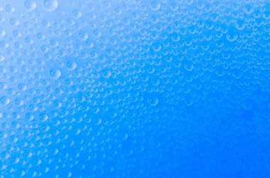 renkli arka plan üzerinde su damlası