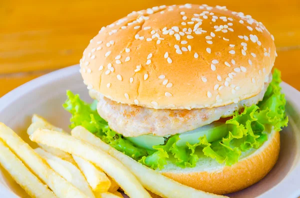 Hambúrguer e batatas fritas, fast food — Fotografia de Stock