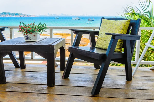 Деревянное кресло на пляже — стоковое фото