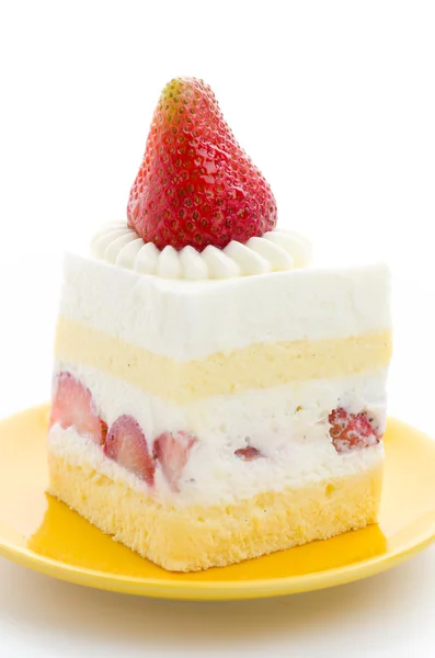 Beyaz arka plan üzerinde izole çilekli cheesecake — Stok fotoğraf