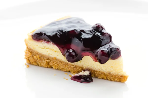 Blueberry cheesecake geïsoleerd witte achtergrond — Stockfoto