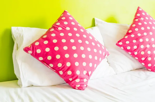 カラフルな水玉模様白いベッドの枕 — ストック写真