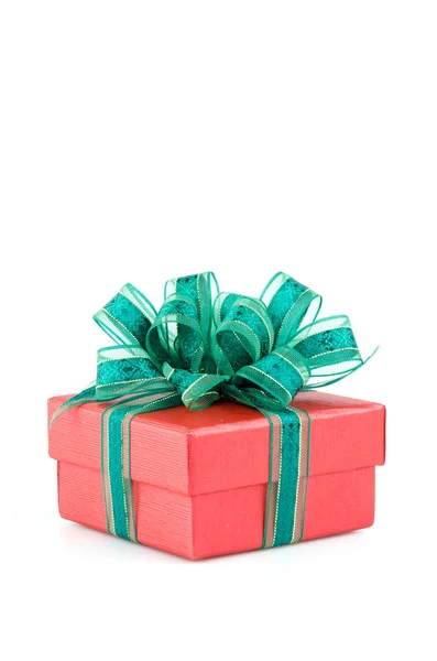 Caja de regalo aislado fondo blanco — Foto de Stock