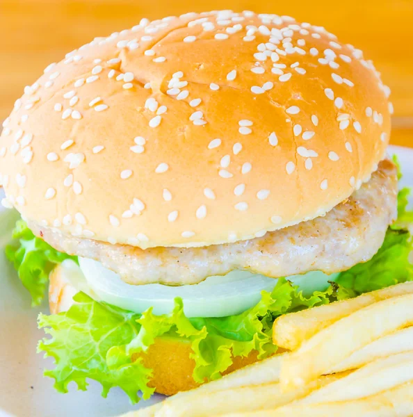 Hamburguesa y papas fritas, comida rápida —  Fotos de Stock
