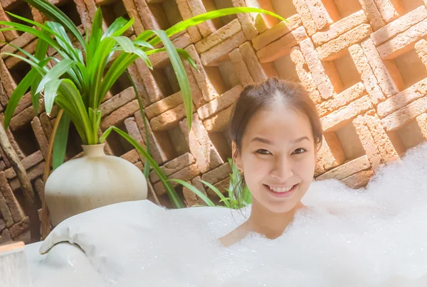 Женская гидромассажная ванна в джакузи — стоковое фото